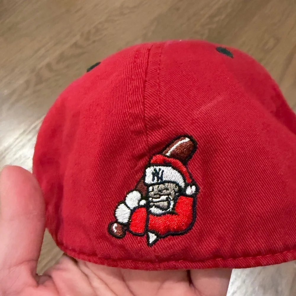 VINTAGE TWINS ENTERPRISE NEW YORK YANKEES SANTA CHRISTMAS STRAP BACK HAT size S